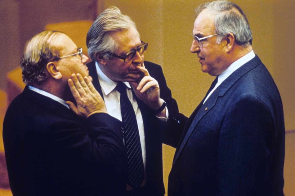 Bonn, 11. März 1987: Nach der Kanzlerwahl diskutieren (v.l.) Martin Bangemann (†87, FDP), Bernhard Vogel (89, CDU) und Helmut Kohl (†87, CDU)
