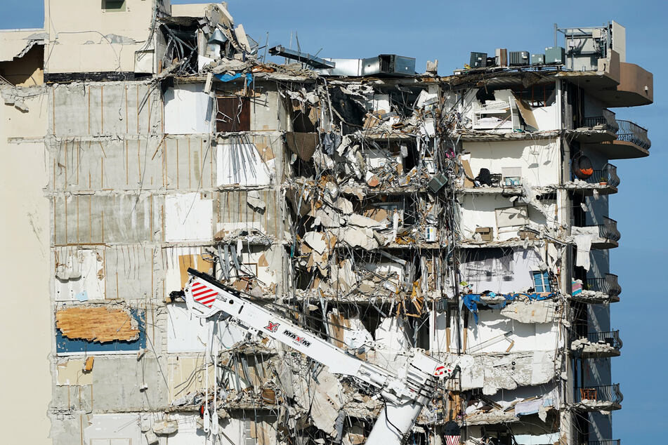 Schwere Maschinen stehen vor dem noch stehenden Teil des Champlain Towers South Condo Gebäudes, welches vor einer Woche einstürzte.