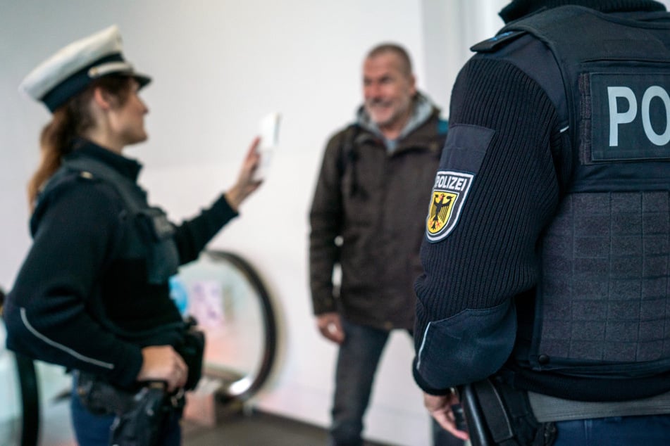 Weil er ausgerechnet die Bundespolizisten ansprach, musste ein Mann vor Weihnachten seine JVA-Zelle beziehen. (Symbolbild)