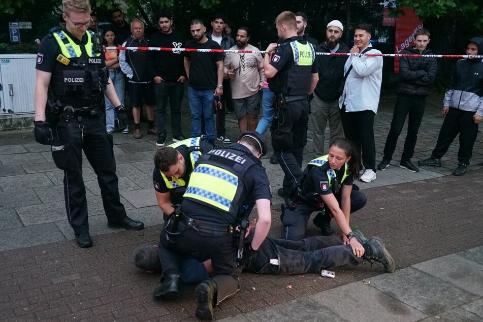 Ein Mann missachtete die Absperrung und versuchte, in den abgesperrten Bereich zu gelangen, wobei er schließlich festgenommen wurde.