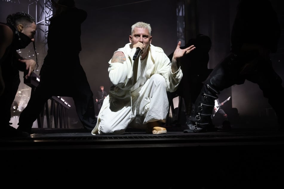 Leider findet bei all der Show das Geburtstagskind lediglich in einem Medley statt.