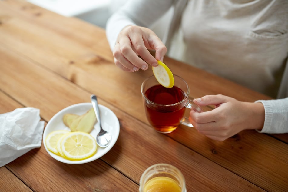 Zitronen sind sehr hitzeempfindlich, deshalb lieber eine Scheibe in den abgekühlten Kräutertee geben, um wieder fit zu werden. (Symbolfoto)