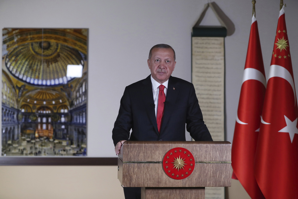 Recep Tayyip Erdogan hält neben eines Fotos der Hagia Sophia eine Fernsehansprache an die Nation. Nach dem Gerichtsentscheid über ihren Status soll die Hagia Sophia in Istanbul nach dem Willen des türkischen Präsidenten bereits in zwei Wochen als Moschee genutzt werden können.