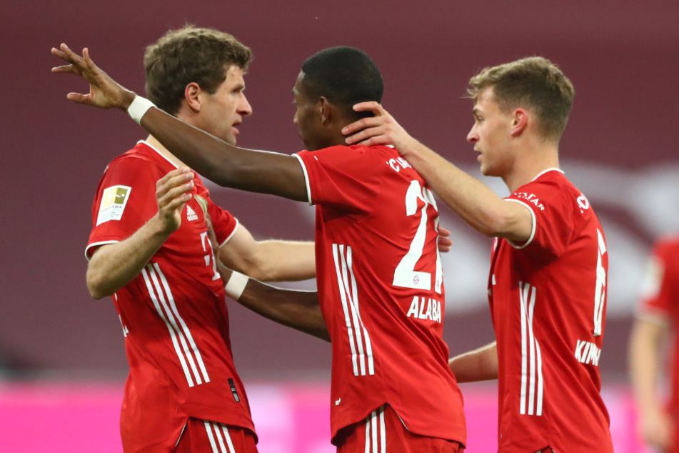 Thomas Müller (l-r), David Alaba und Joshua Kimmich jubeln nach der 1:0-Führung für die Bayern.