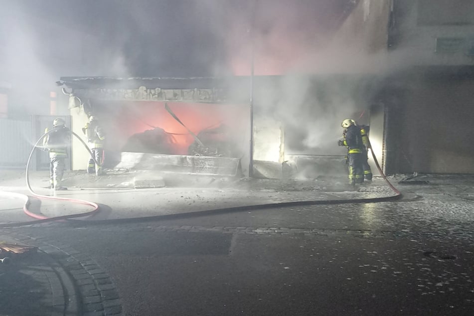 Garagen gehen in Flammen auf: 140.000 Euro Schaden!