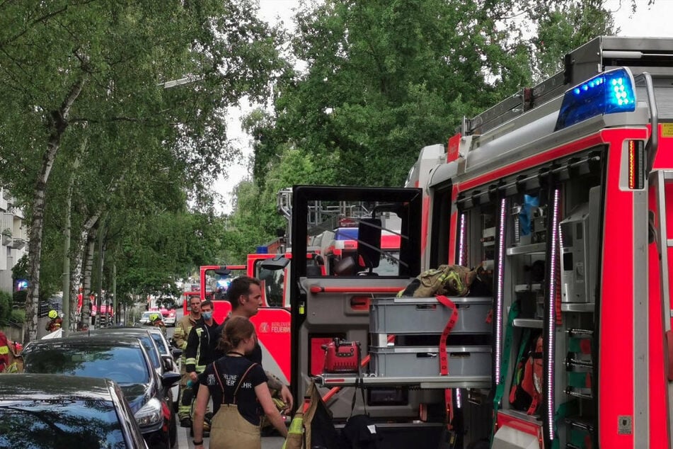 Die Feuerwehr ist am Dienstagnachmittag mit einem Großaufgebot zu einem Brand in Berlin-Wilmersdorf ausgerückt.