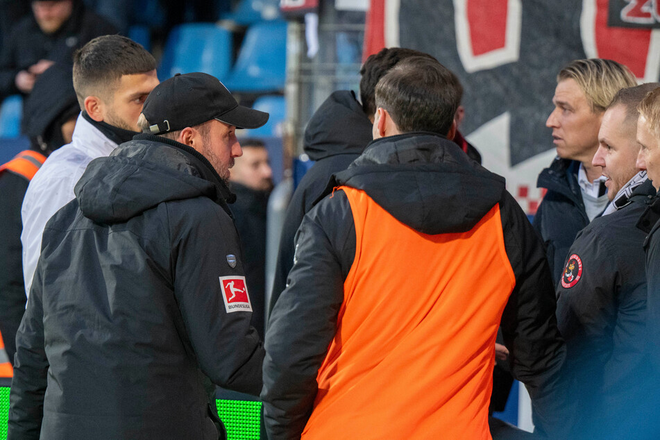 Auch VfB-Coach Sebastian Hoeneß (41) ging in die Kurve und versuchte die Ultras zum Einlenken zu bewegen.
