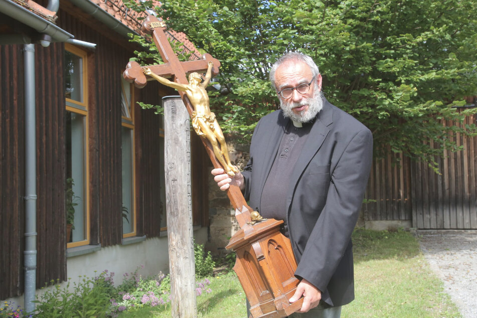 Pfarrer Stefan Schwarzenberg (59) mit dem geretteten Kruzifix.