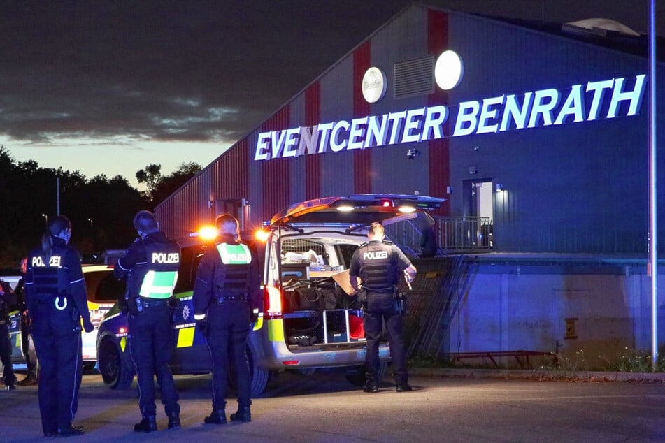 Vor dem Eventcenter Benrath an der Bayreuther Straße in Düsseldorf ist es am Sonntagabend zu einer Massenschlägerei gekommen.