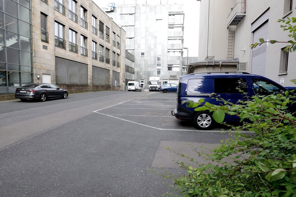Blick auf einen Parkplatz in der Innenstadt, auf dem es zu dem Streit mit einem Messer gekommen sein soll.