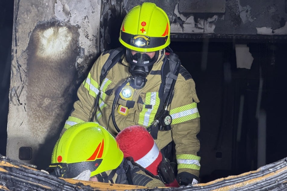 Drei Menschen kamen mit einer Rauchvergiftung ins Krankenhaus.