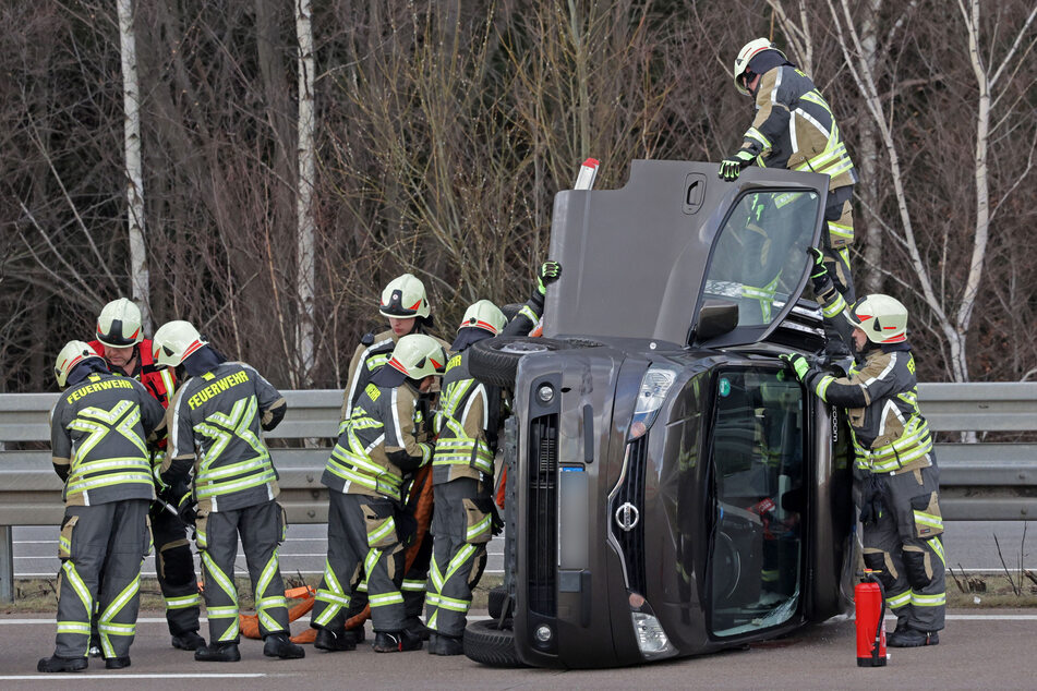Ein Nissan überschlug sich am Samstagnachmittag auf der A4 bei Hohenstein-Ernstthal. Zuvor war das Auto mit einem Chrysler zusammengestoßen. Beide Fahrer wurden verletzt.