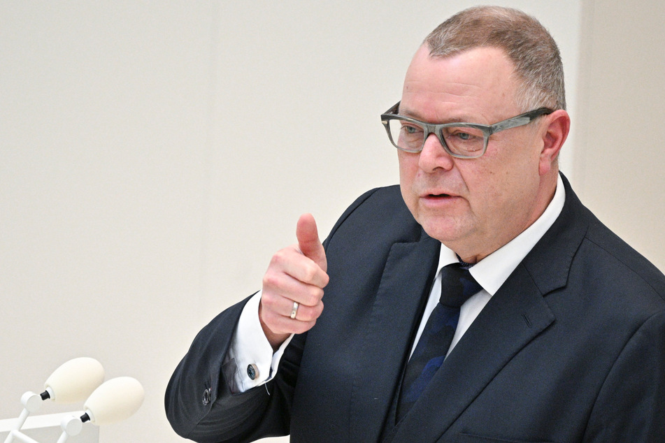 Brandenburgs Innenminister Michael Stübgen (64, CDU) gab zu bedenken, dass eine solche Maßnahme einer gerichtlichen Prüfung standhalten müsse.