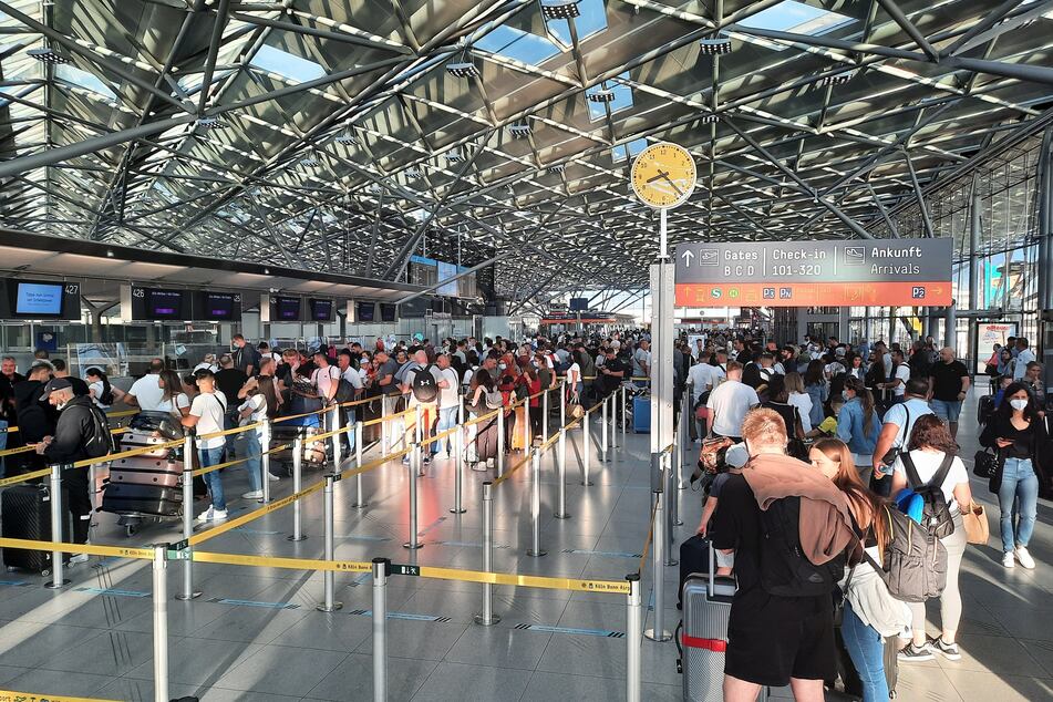 Schon seit Wochen stauen sich die Passagiere vor der Sicherheitskontrolle am Flughafen Köln/Bonn.