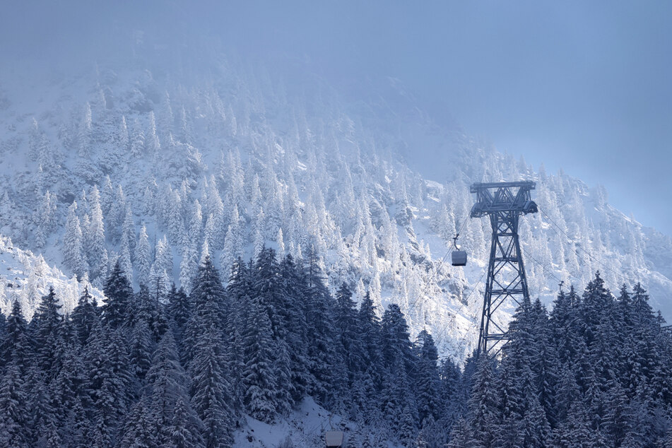 Eine Stütze der neuen Nebelhornbahn ragt zwischen den Bäumen hervor. Die Nebelhornbahn wurde erneuert.