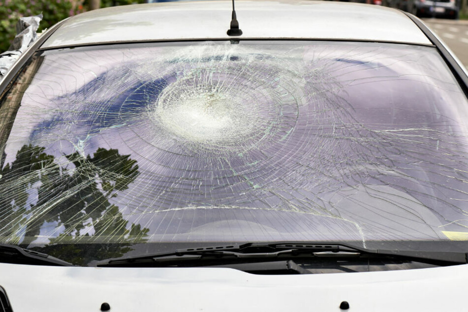 Samstagnacht wurde ein 20-Jähriger von einem Volvo erfasst und schlug dabei auf die Windschutzscheibe des Autos. (Symbolfoto)