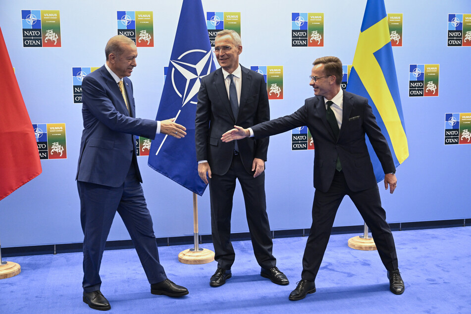 Recep Tayyip Erdogan (69,l), Ulf Kristersson (59, r), und Jens Stoltenberg (64, M) im Vorfeld des Nato-Gipfels in Litauen.