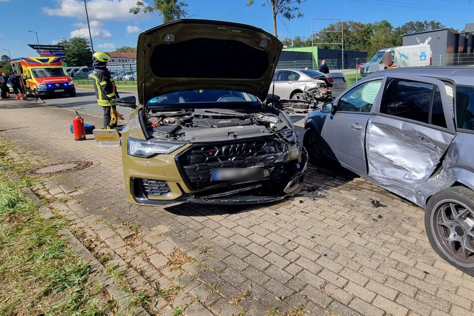 Neben einem BMW (hinten Mitte) waren auch ein Audi und ein Opel involviert.