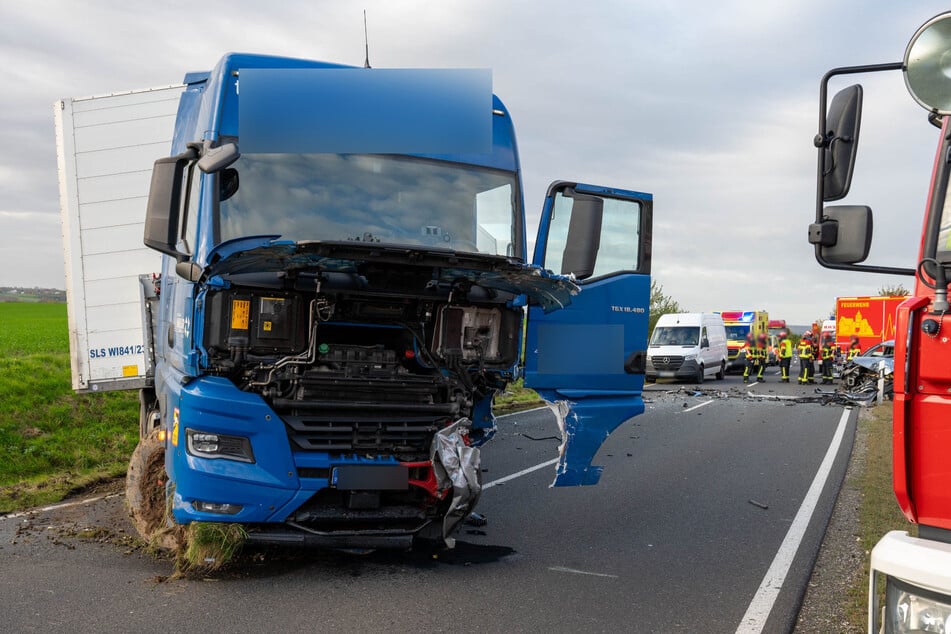 Auch der Lkw wurde bei dem Unfall schwer beschädigt.