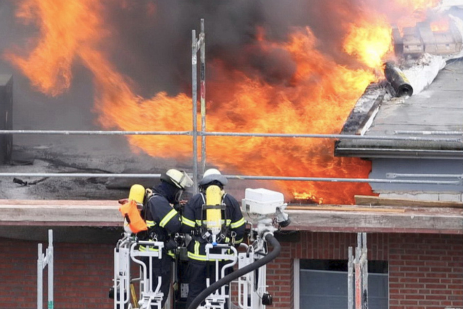 Hamburg: Mehrfamilienhaus in Flammen: Ein Verletzter nach Feuer in Hamburg