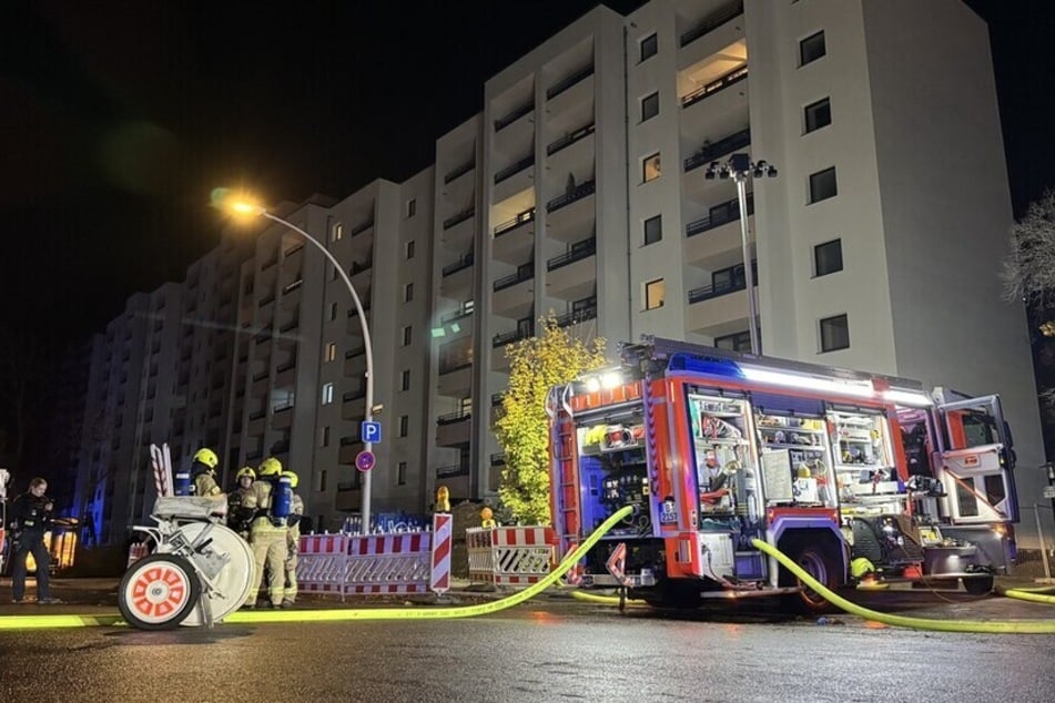 Berlin: Keller steht lichterloh in Flammen: Hochhaus muss geräumt werden