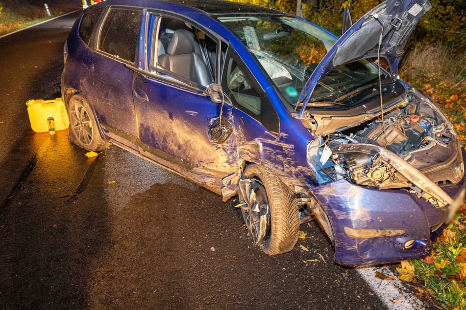 Der Honda krachte gegen einen Baum. Beide Insassen wurden leicht verletzt.