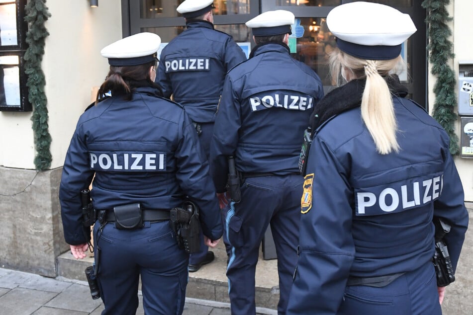 Insgesamt 646 frisch ausgebildete Polizistinnen und Polizisten starten am 1. März in Bayern in den Dienst. (Symbolbild)