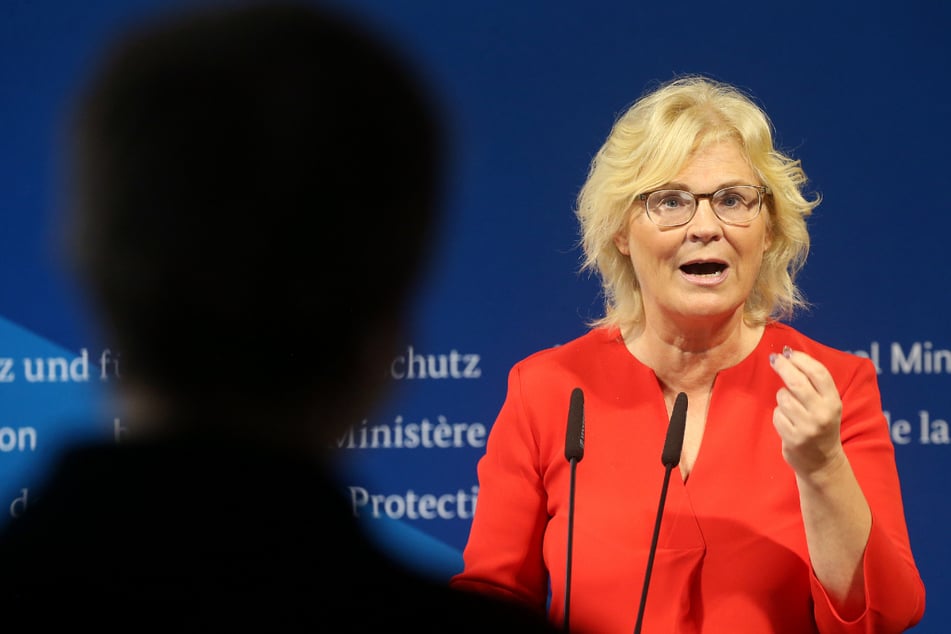 Christine Lambrecht (SPD, 55), Bundesjustizministerin, soll höchstrichterlicher Stellen aus parteipolitischen Interessen vergeben wollen.