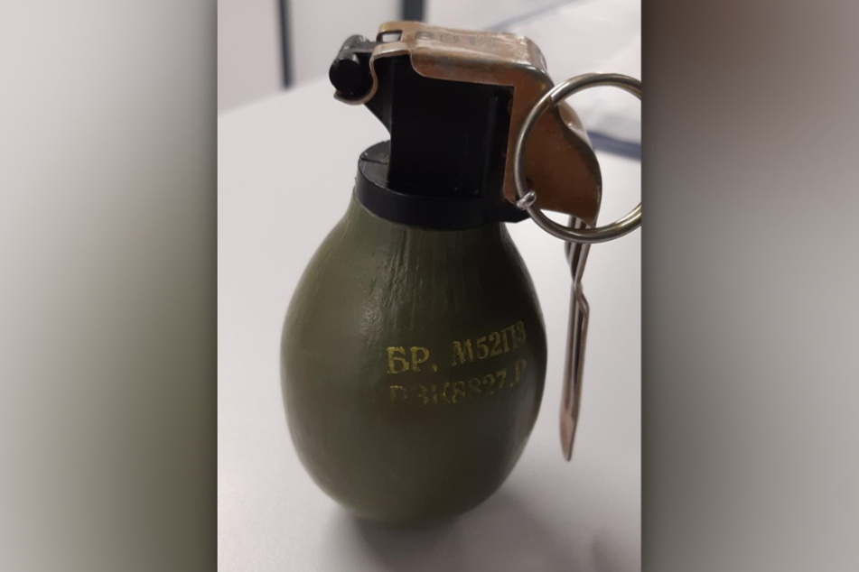 Die Polizei fand in dem Rucksack eines Reisenden eine scharfe Handgranate.