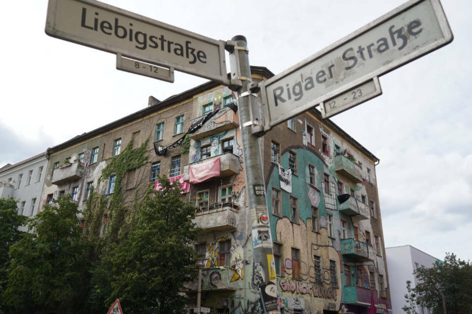 Das linksradikale Symbolhaus Liebigstraße 34 in Berlin-Friedrichshain soll am 9. Oktober geräumt werden. Die linksradikale Szene hat bereits Widerstand gegen die Zwangsvollstreckung angekündigt.