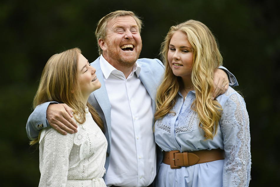 König Willem-Alexander der Niederlande (M), seine Töchter Prinzessin Ariane (l) und Kronprinzessin Catharina-Amalia amüsieren sich im Garten von "Paleis Huis ten Bosch".