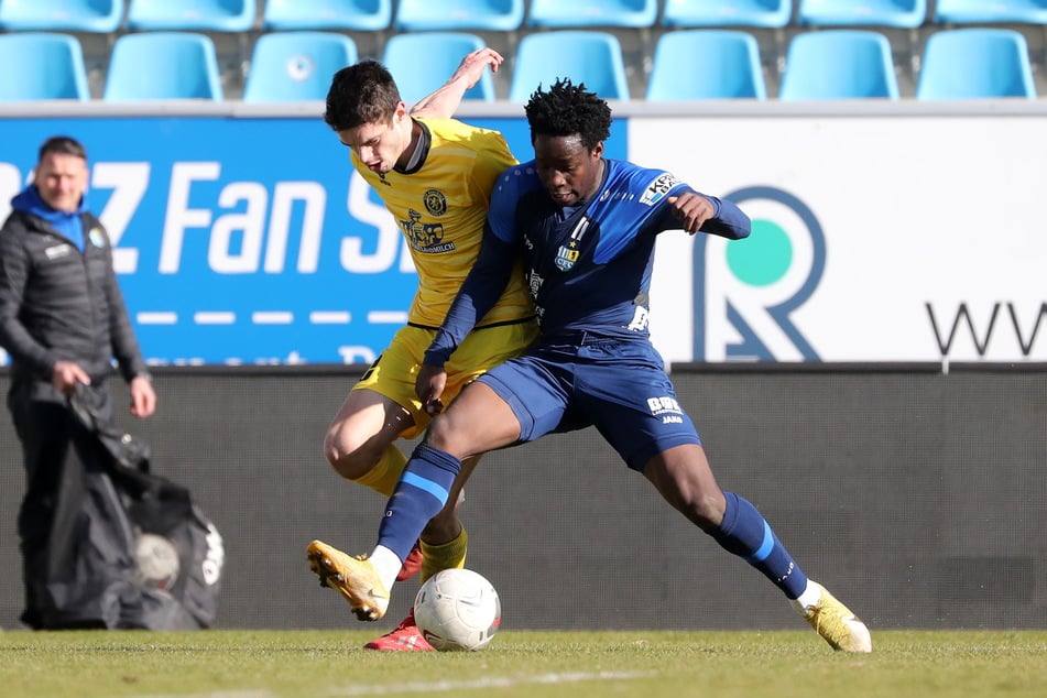 CFC-Neuzugang Benjika Caciel (19, r.) im Testspiel gegen den VfB Auerbach. Er setzt sich in dieser Szene gegen Marcin Sieber durch. Caciel macht bisher einen guten Eindruck.