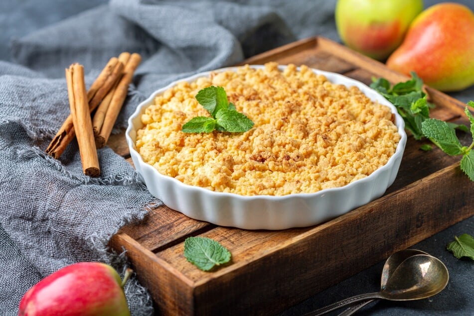 Streusel passen perfekt zu einem saftigen Obstkuchen.