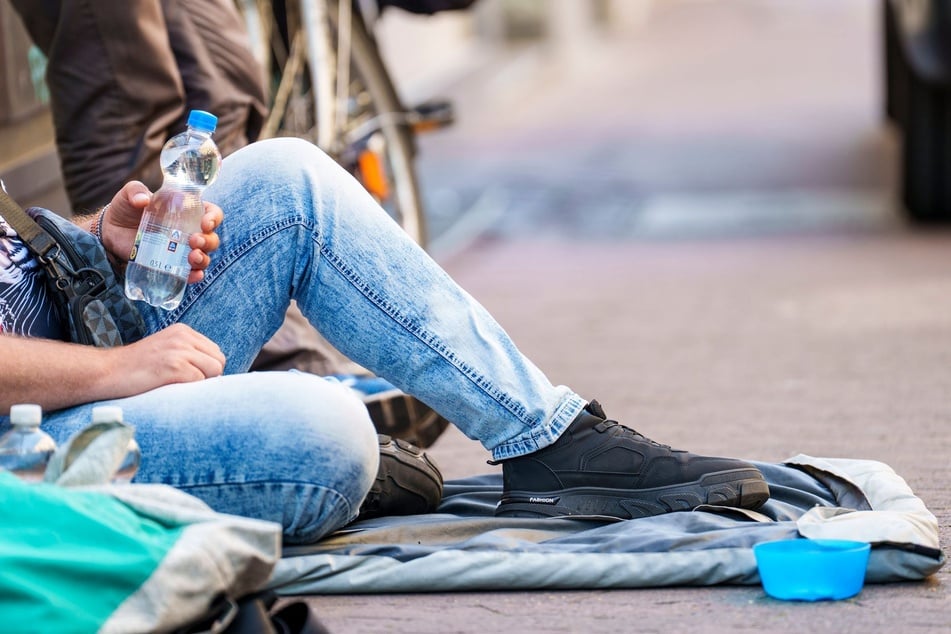 Gerade bei großer Hitze ist es wichtig, Getränke an wohnungs- und obdachlose Menschen zu verteilen.