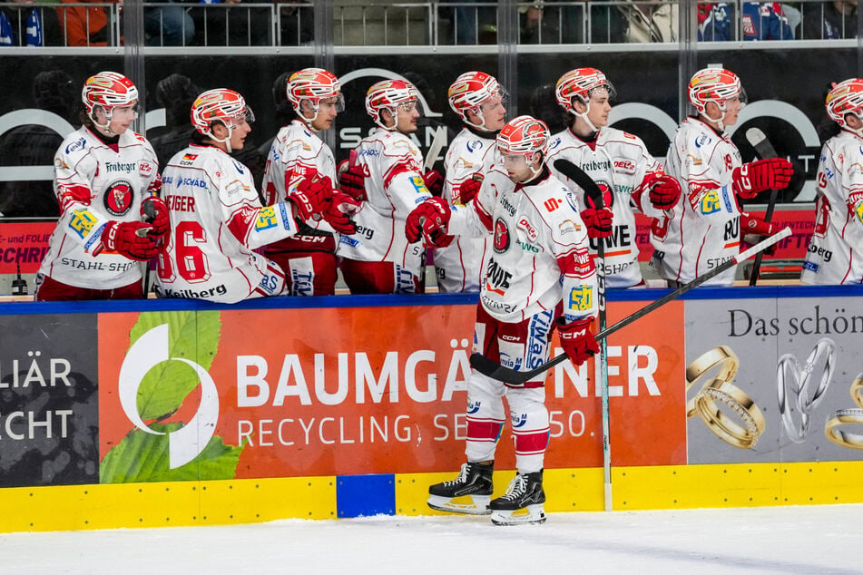 Adam McCormick trifft zum 1:1 für die Eispiraten und jubelt mit den Team-Kollegen.
