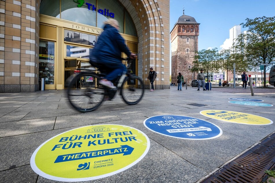 Farbige Aufkleber in der Innenstadt weisen neuerdings den Weg.