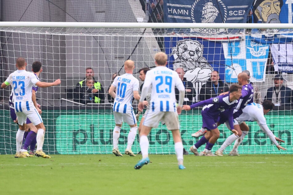 Ahmet Gürleyen (25, r.) nickte in der Nachspielzeit nach einem Eckball zum 2:1 für Hansa ein.