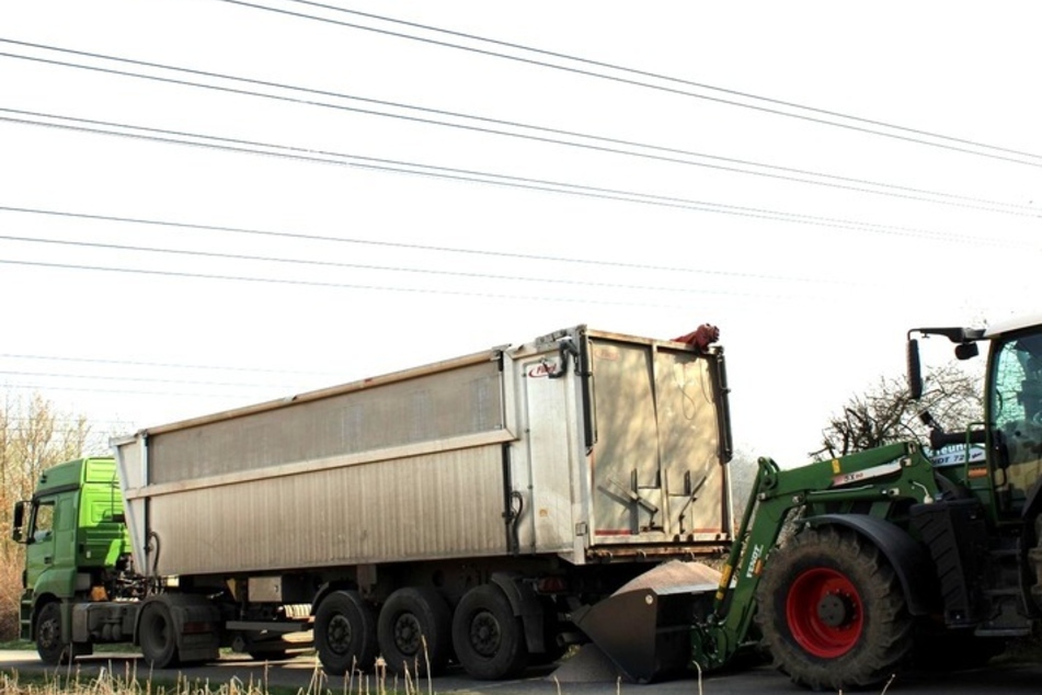 Der Lastwagen mit Kipper-Ladefläche nach dem Unfall in Porta Westfalica.