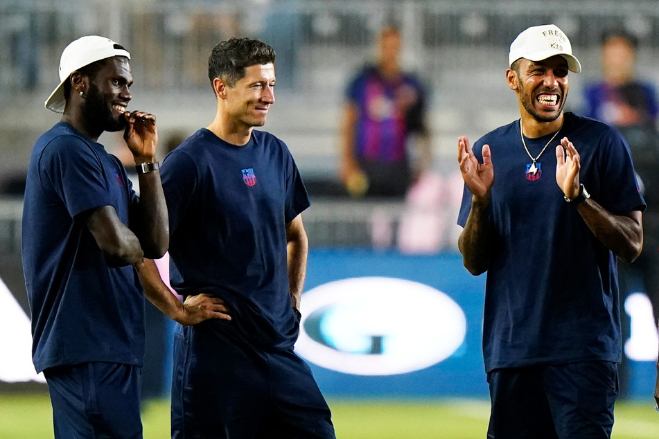 Versprüht gute Laune: Pierre-Emerick Aubameyang (33, r.) auf der USA-Reise seines FC Barcelona mit Robert Lewandowski (33, M.) und Franck Kessie (25).