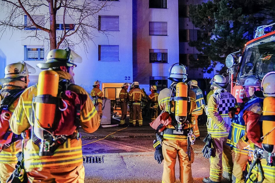 Die Feuerwehr war mit zwölf Fahrzeugen vor Ort.