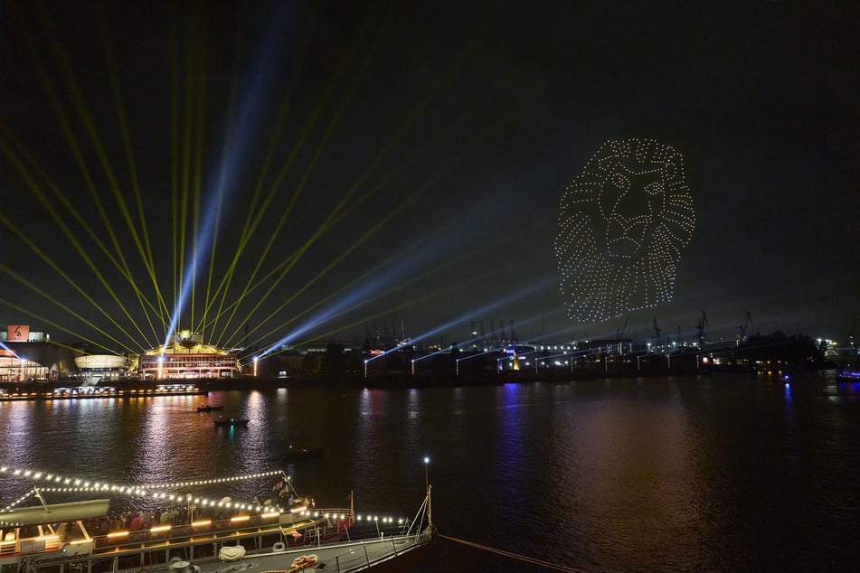 Am 1. Oktober startete der "Golden Port". Als Highlight der Eröffnung projizierten 750 Drohnen ikonische Motive von "Disneys DER KÖNIG DER LÖWEN" an den Nachthimmel.