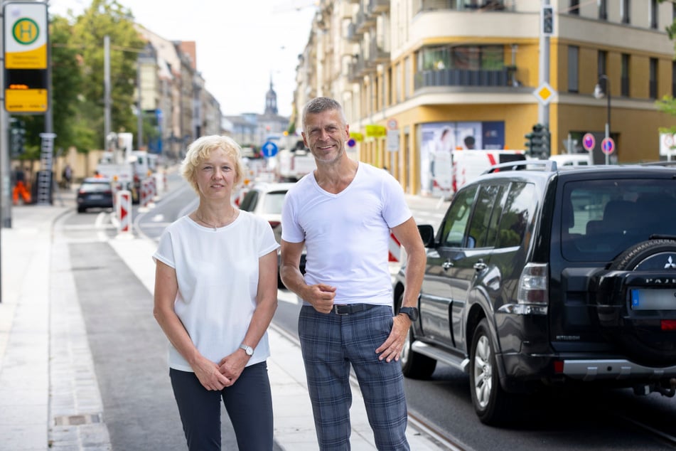 Straßenbauamtsleiterin Simone Prüfer (59) und DVB-Vorstand Lars Seiffert (56) an der ausgebauten Haltestelle Diakonissenkrankenhaus und der neuen Prießnitzbrücke. Die Gesamtbaukosten betragen rund 10 Millionen Euro.