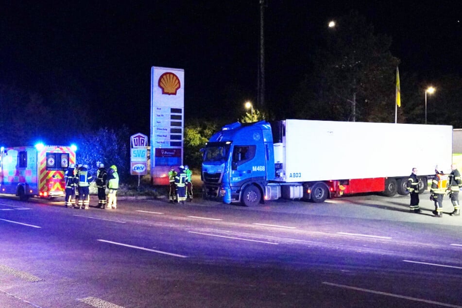 Die Rettungskräfte konnten am SVG-Rasthof bei Breuna nur noch den Tod des eingeklemmten Lkw-Fahrers feststellen.