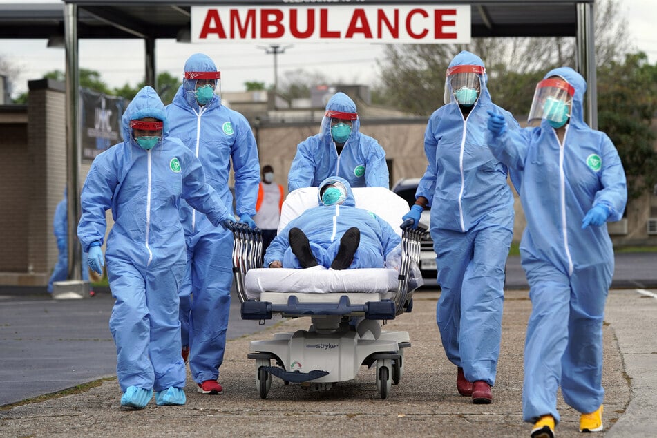 Ein Covid-Patient wird in der Anfangsphase der Pandemie 2020 in ein Krankenhaus in Houston gebracht.