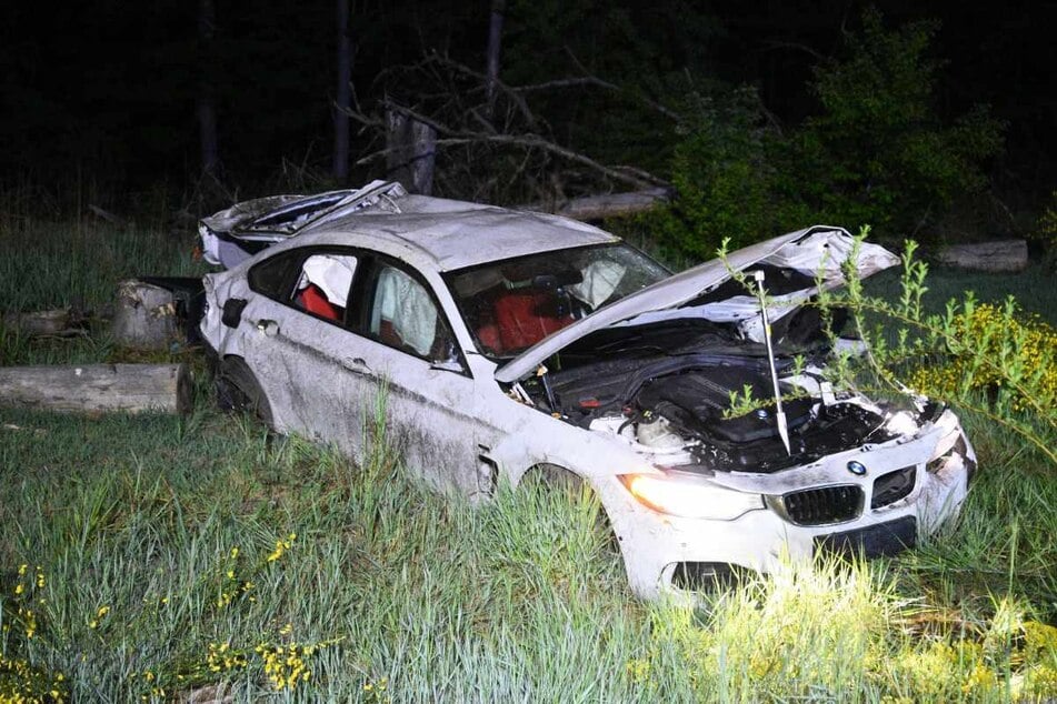 Das Wrack des BMW blieb nach dem Crash im Grünstreifen liegen.