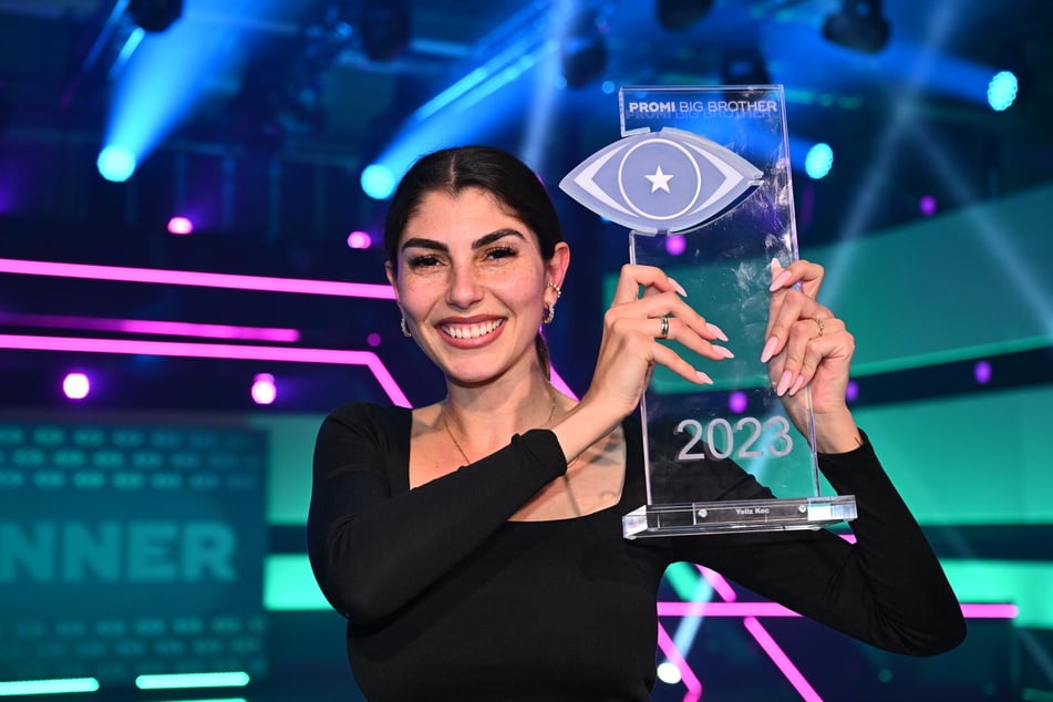 Yeliz Koc (30) freut sich über den "Promi Big Brother" Sieg.
