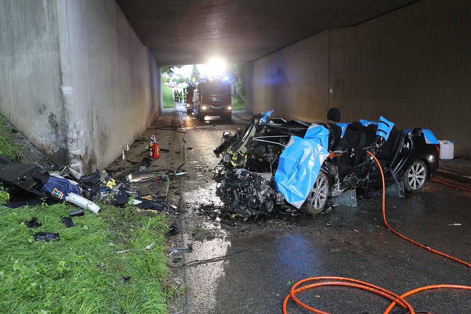 Gegen Betonwand gerast: Mann (†42) stirbt nach Unfall in Unterführung