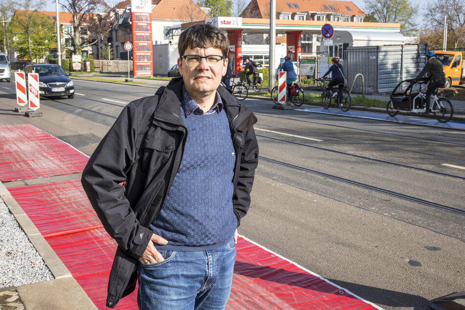 Edwin Seifert (50), der Geschäftsführer des ADFC Dresden, zeigt sich sehr erfreut über das DVB-Angebot der Fahrradmitnahme, das mittlerweile seit 30 Jahren besteht.