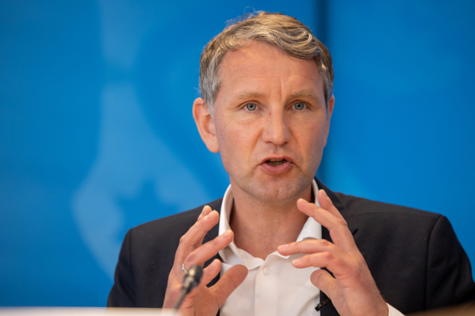 Der Vorsitzende der AfD-Fraktion im Thüringer Landtag, Björn Höcke (48), stellte das Positionspapier am Mittwoch vor.