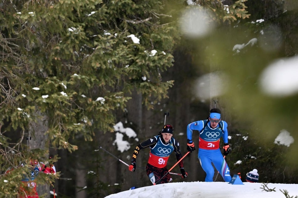 In der Mixed-Staffel hing sich Justus Strelow an die Ski-Enden des Italieners Tommaso Giacomel (25, r.).